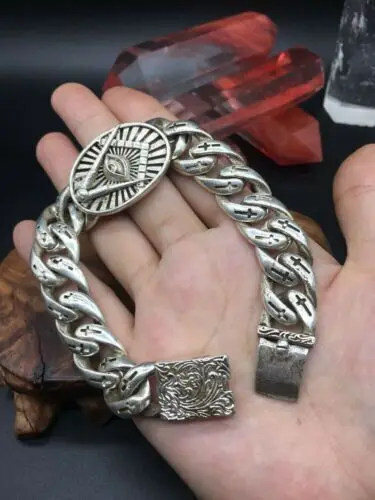 Asian Old Miao Silver Hand Cast Cool Statue Bracelet Jewel Gift
Asian Old Miao Silver Hand Cast Cool Statue Bracelet Jewel Gift