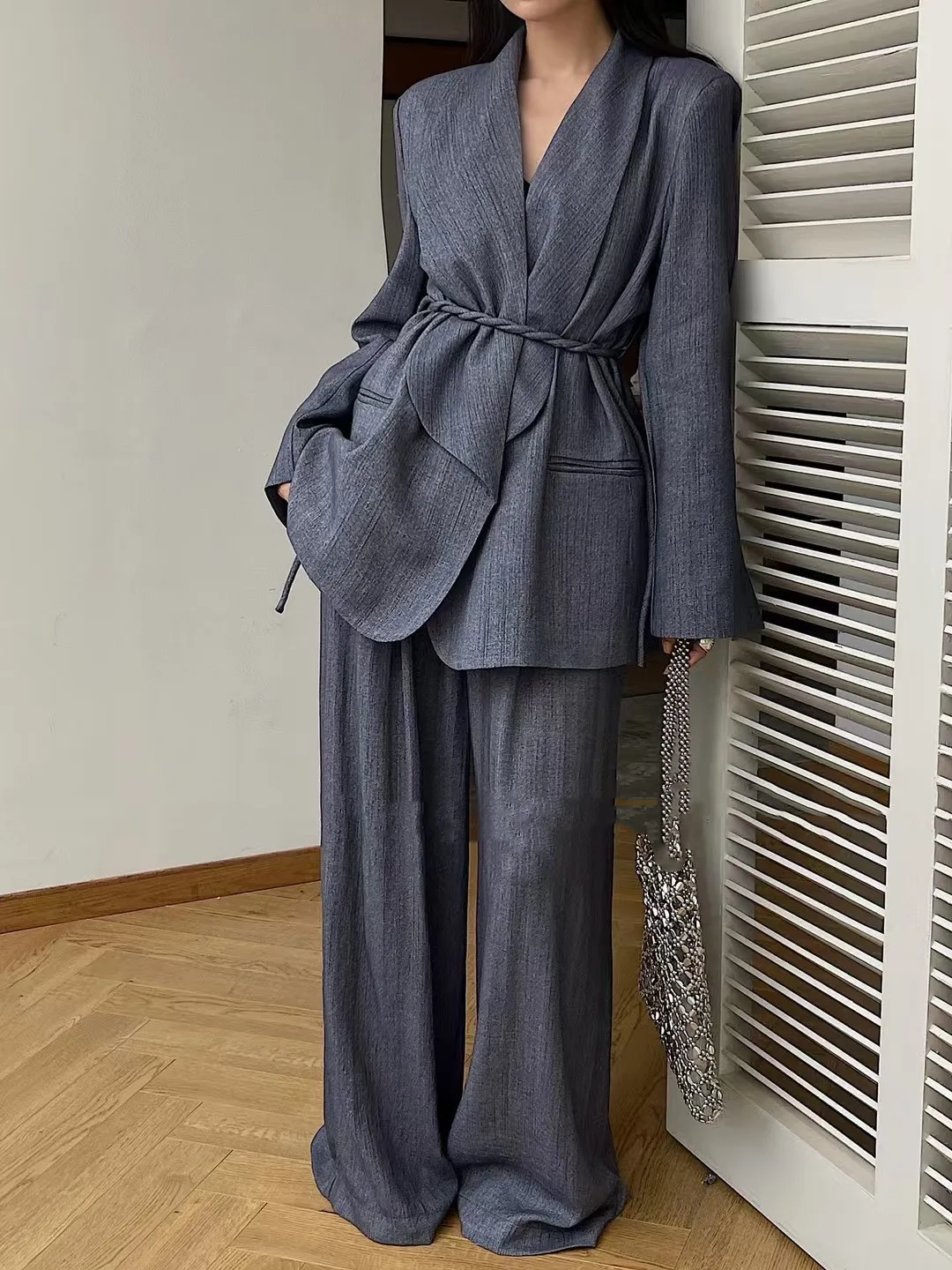 2025 Spring And Summer New Solid Color Shoulder Pad V Tie Twist Belt Blouse + Drape Wide-leg Pants Design Sense
2025 Spring And Summer New Solid Color Shoulder Pad V Tie Twist Belt Blouse + Drape Wide-leg Pants Design Sense
