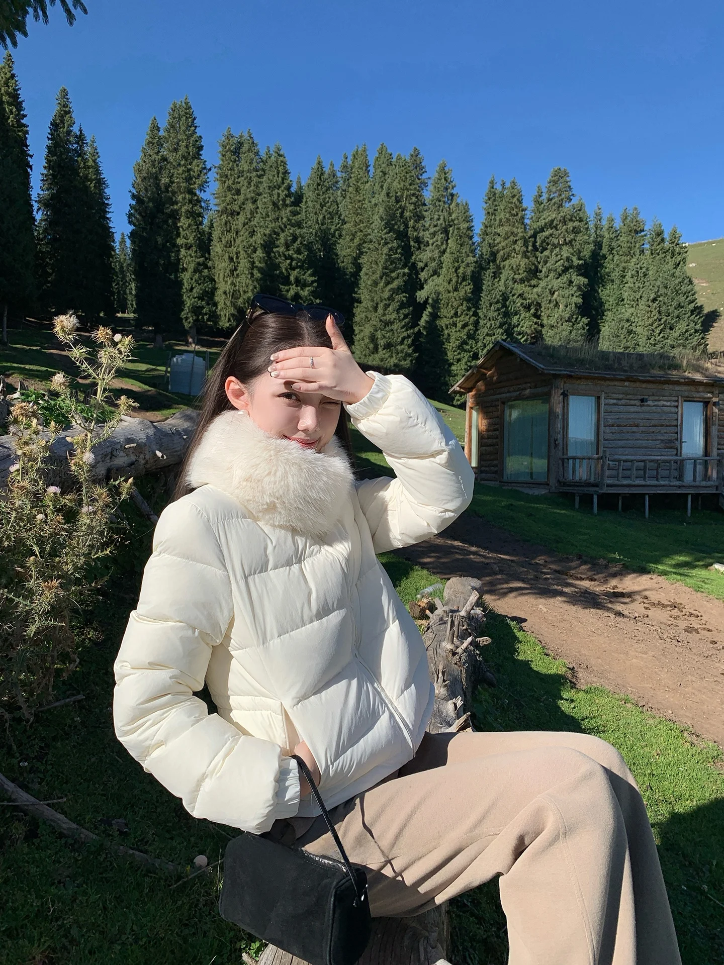 Женская короткая пуховая куртка Bla Bean Humming 90 White Du Down Jaet с теплым воротником-стойкой и меховым воротником, для повседневной носки, экологичная
Женская короткая пуховая куртка Bla Bean Humming 90 White Du Down Jaet с теплым воротником-стойкой и меховым воротником, для повседневной носки, экологичная