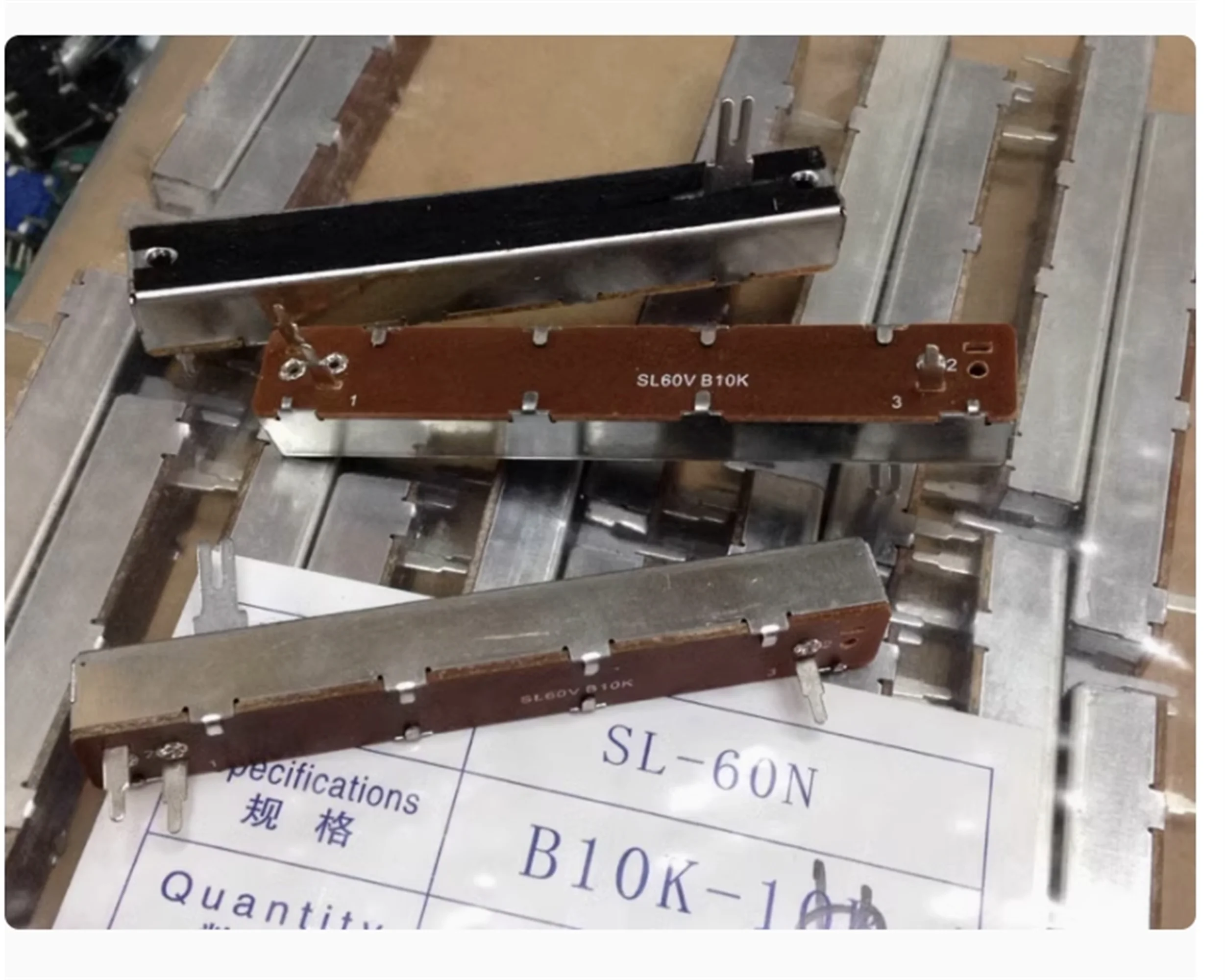 1PCS SL60N high-quality 8.8cm sliding potentiometer single link B10K small fork shaft length 15MM shaft volume potentiometer
1PCS SL60N high-quality 8.8cm sliding potentiometer single link B10K small fork shaft length 15MM shaft volume potentiometer