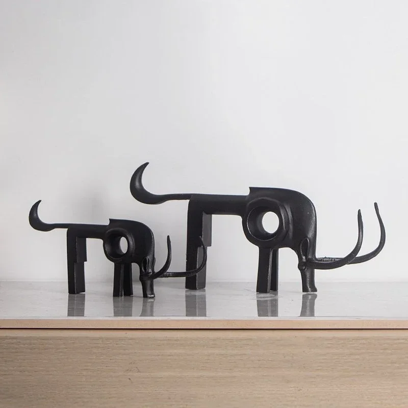 Черная чугунная статуя быка: абстрактная скульптура животного, минималистичная геометрическая декорация для стола, современные украшения для дома в виде крупного рогатого скота
Черная чугунная статуя быка: абстрактная скульптура животного, минималистичная геометрическая декорация для стола, современные украшения для дома в виде крупного рогатого скота