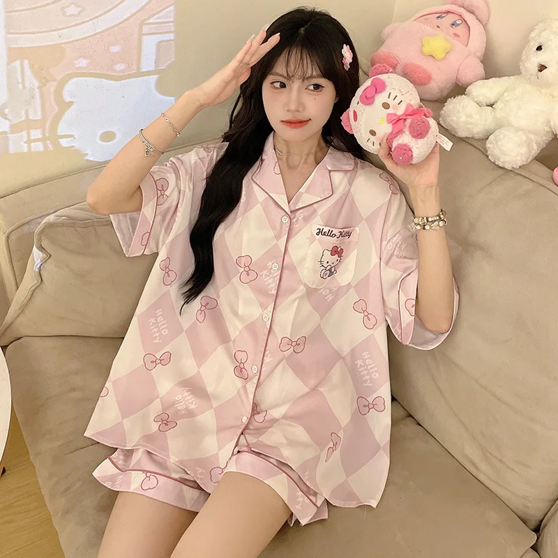 Sanrio Kit Girl Sexy Ice Silk с подушкой на груди, футболка, пижамный костюм Kawaii My Melody, модные летние шорты в стиле аниме, одежда для отдыха
Sanrio Kit Girl Sexy Ice Silk с подушкой на груди, футболка, пижамный костюм Kawaii My Melody, модные летние шорты в стиле аниме, одежда для отдыха