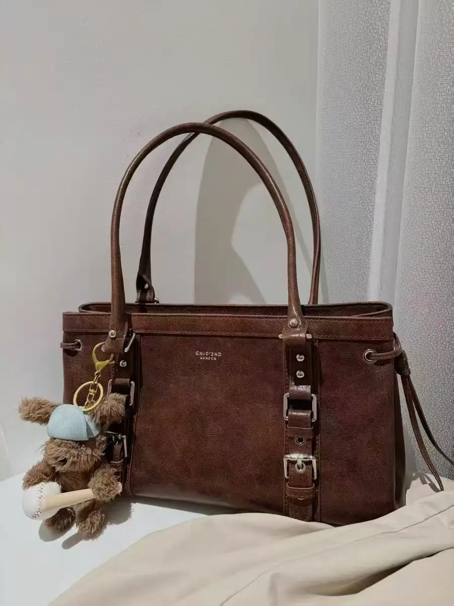 Элегантная женская сумка через плечо из искусственной кожи коричневого и черного цветов с декоративным кулоном — модный аксессуар для женщин
Элегантная женская сумка через плечо из искусственной кожи коричневого и черного цветов с декоративным кулоном — модный аксессуар для женщин