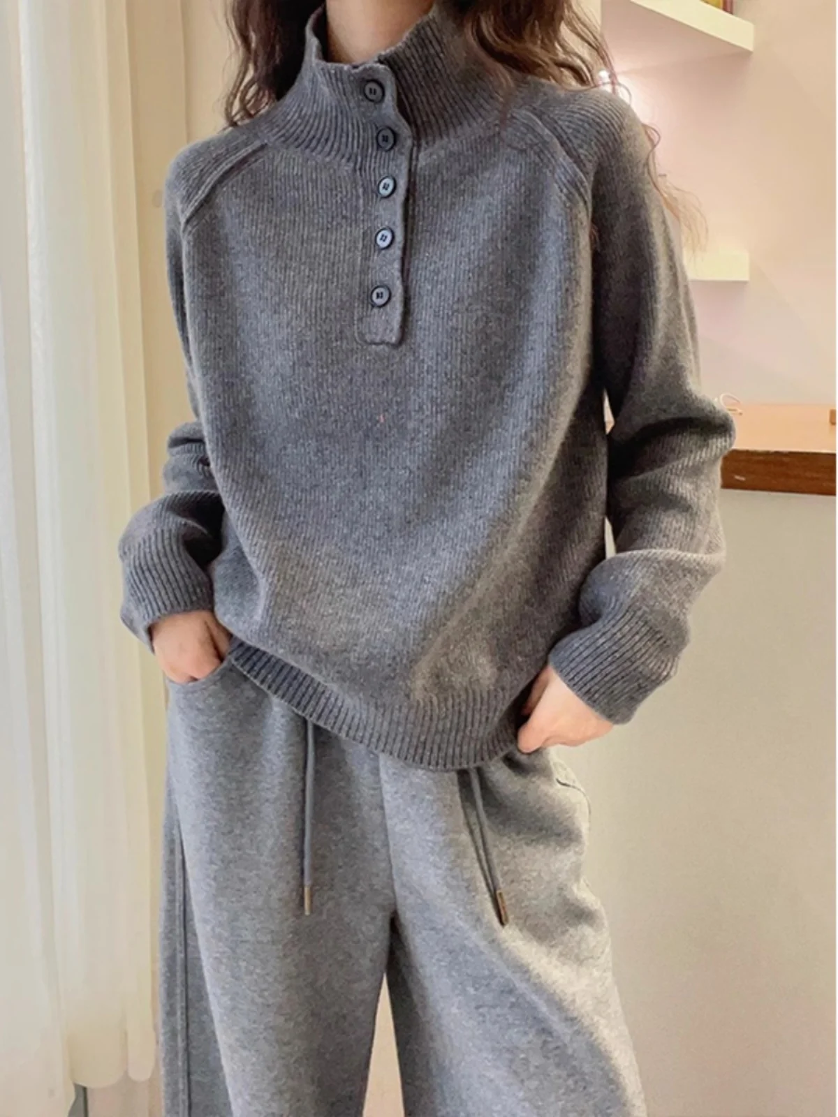 Мягкий уютный вязаный свитер с высоким воротником, женский базовый свитер, осень-зима, новый универсальный дизайн на пуговицах, нежный свободный крой...
Мягкий уютный вязаный свитер с высоким воротником, женский базовый свитер, осень-зима, новый универсальный дизайн на пуговицах, нежный свободный крой...