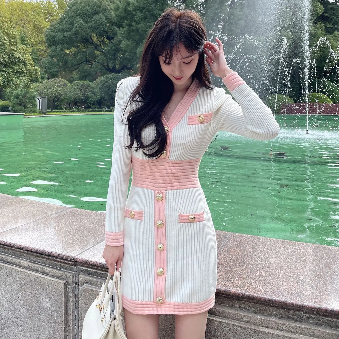 French Elegant Metal Button Bodycon Knit Dress Women Autumn Winter V-Neck Slim Fit Layering Petite Coat-Friendly Midi Dress New
French Elegant Metal Button Bodycon Knit Dress Women Autumn Winter V-Neck Slim Fit Layering Petite Coat-Friendly Midi Dress New