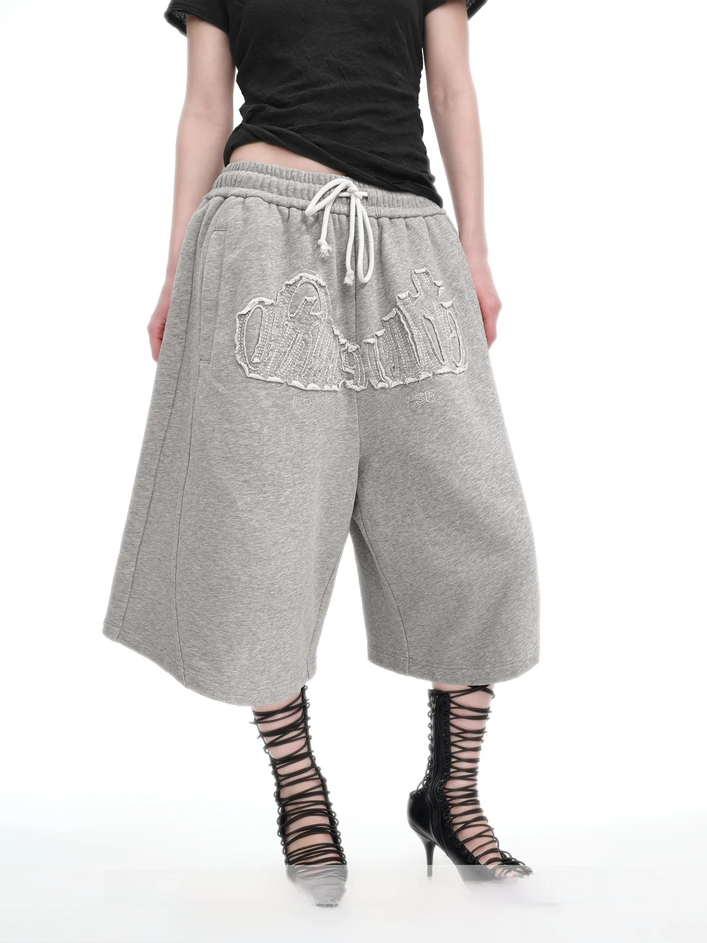 TRINITEStudio Embroidered Sporty Grey Floral Shorts Women's Natural Waist Wide Leg Pants Breathable Cotton Blend Citywalk
TRINITEStudio Embroidered Sporty Grey Floral Shorts Women's Natural Waist Wide Leg Pants Breathable Cotton Blend Citywalk