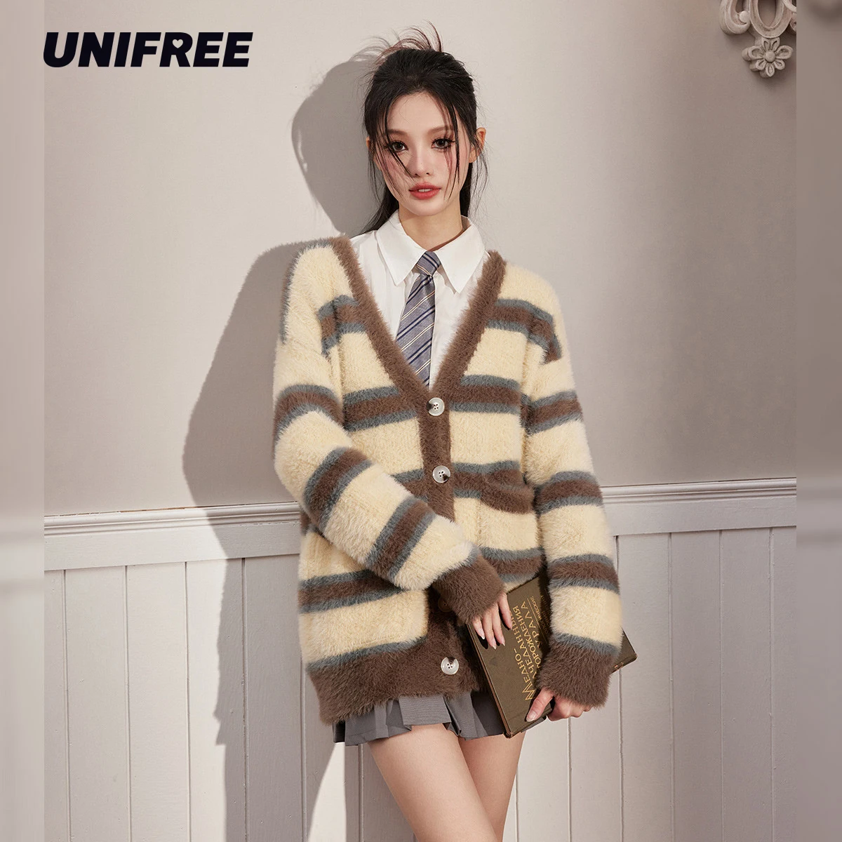 UNIFREE Vintage Striped Cardigan for Women Long Sleeve V-Neck Knitting Sweater Winter Fashion Casual Single Breasted Warm Coat
UNIFREE Vintage Striped Cardigan for Women Long Sleeve V-Neck Knitting Sweater Winter Fashion Casual Single Breasted Warm Coat