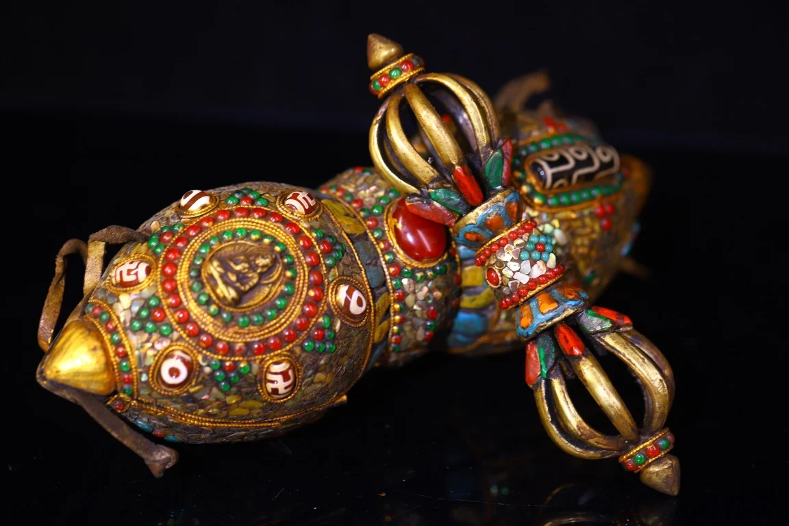 10"Tibetan Temple Collection Old Bronze Painted Mosaic Gem Shell Vajra Phurpa Amulet Dharam Bodhi Root Box Worship Hall
10"Tibetan Temple Collection Old Bronze Painted Mosaic Gem Shell Vajra Phurpa Amulet Dharam Bodhi Root Box Worship Hall
