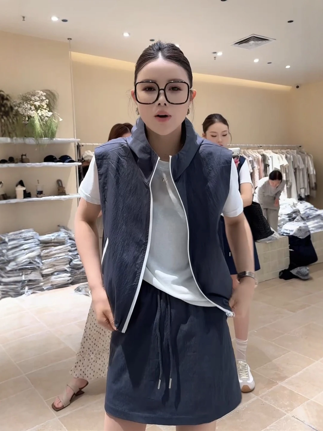 Fashionable Sporty Hooded Zipper Sleeveless Vest T-Shirt Skirt Three-Piece Set Casual Summer Outfit High Waist Shorts
Fashionable Sporty Hooded Zipper Sleeveless Vest T-Shirt Skirt Three-Piece Set Casual Summer Outfit High Waist Shorts