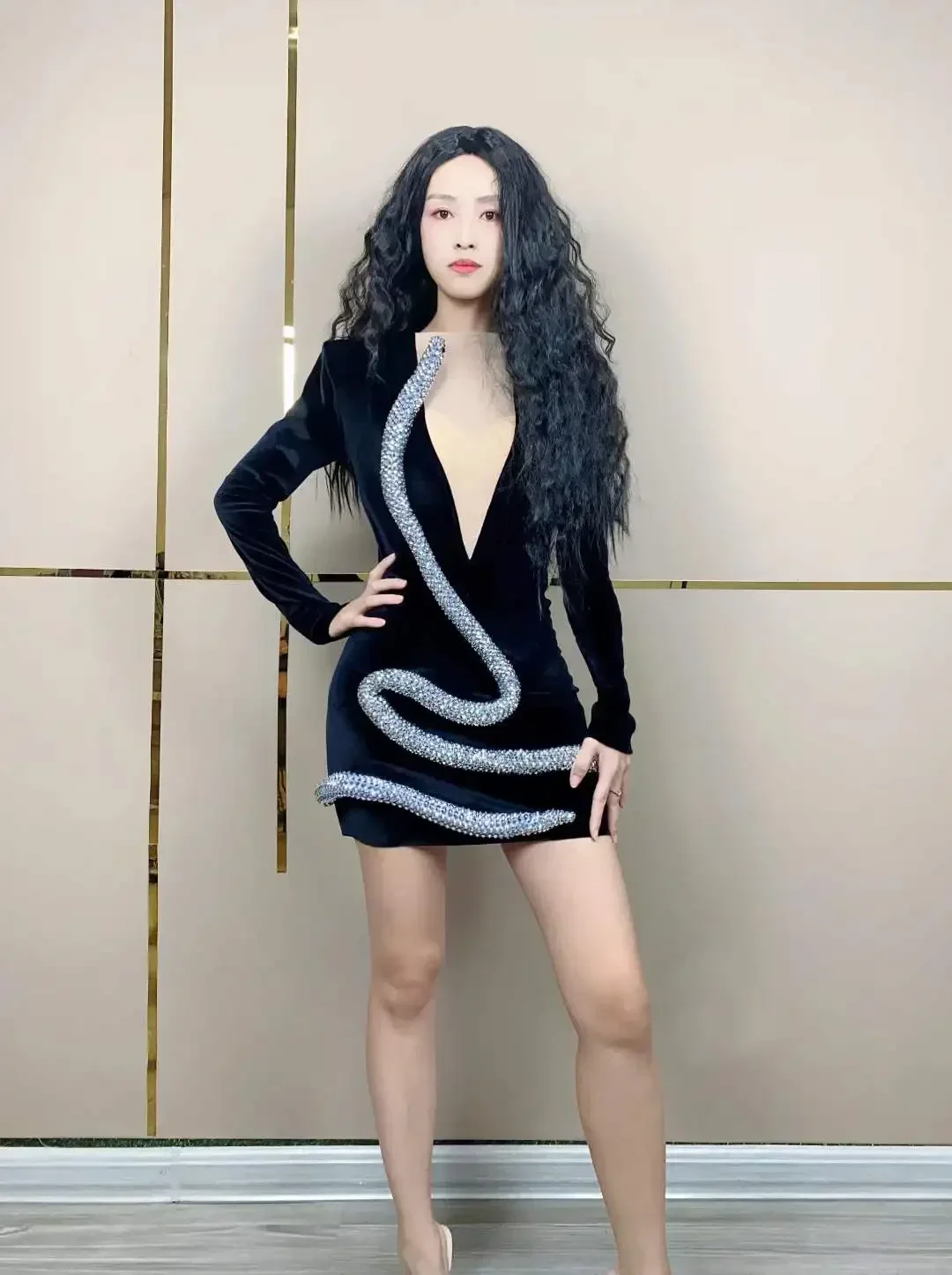 Women Black Velvet Long Sleeve Silver Rhinestone Snake Design Mini Dress Birthday Party Evening Queen Costume
Women Black Velvet Long Sleeve Silver Rhinestone Snake Design Mini Dress Birthday Party Evening Queen Costume