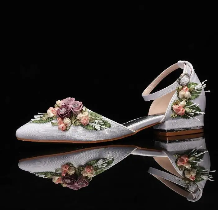 Beauty Flower Embroidery Ankle Strap Pumps Ball Kitten Heels Shallow Slip On Women Wedding Sandals Shoes
Beauty Flower Embroidery Ankle Strap Pumps Ball Kitten Heels Shallow Slip On Women Wedding Sandals Shoes