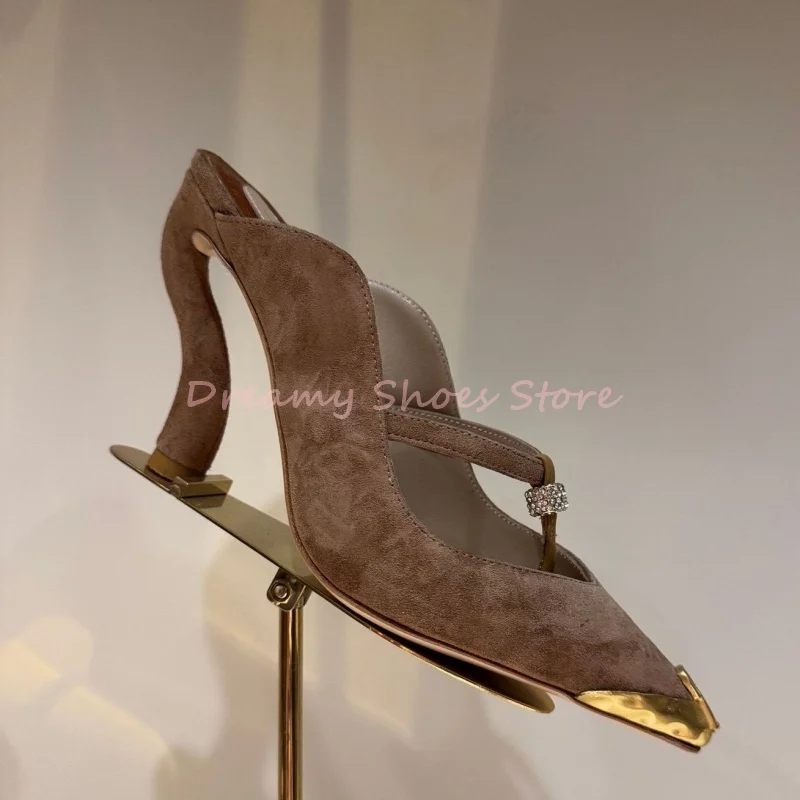 Тапочки с острым носком и металлической пряжкой со стразами, женские тапочки-мюли с золотой замочной скважиной и Т-образной завязкой, модные необычные стильные вечерние подиумные туфли
Тапочки с острым носком и металлической пряжкой со стразами, женские тапочки-мюли с золотой замочной скважиной и Т-образной завязкой, модные необычные стильные вечерние подиумные туфли