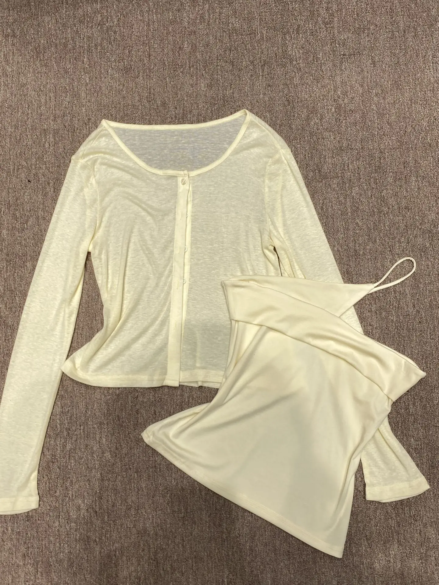 Women's Lightweight Long Sleeve Wrap Cardigan And Tank Top Two-Piece Set Casual Pure Color Uneven Hem Fashionable Atmosphere
Women's Lightweight Long Sleeve Wrap Cardigan And Tank Top Two-Piece Set Casual Pure Color Uneven Hem Fashionable Atmosphere