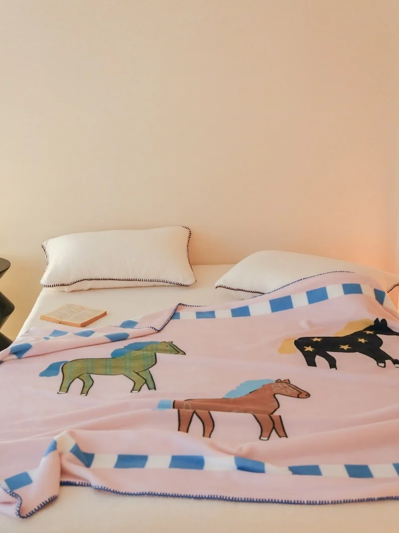 Утолщенное двухслойное офисное покрывало-плед для дивана, теплое, современное, простое, зимнее, из полиэфирного волокна, имитация кашемира
Утолщенное двухслойное офисное покрывало-плед для дивана, теплое, современное, простое, зимнее, из полиэфирного волокна, имитация кашемира