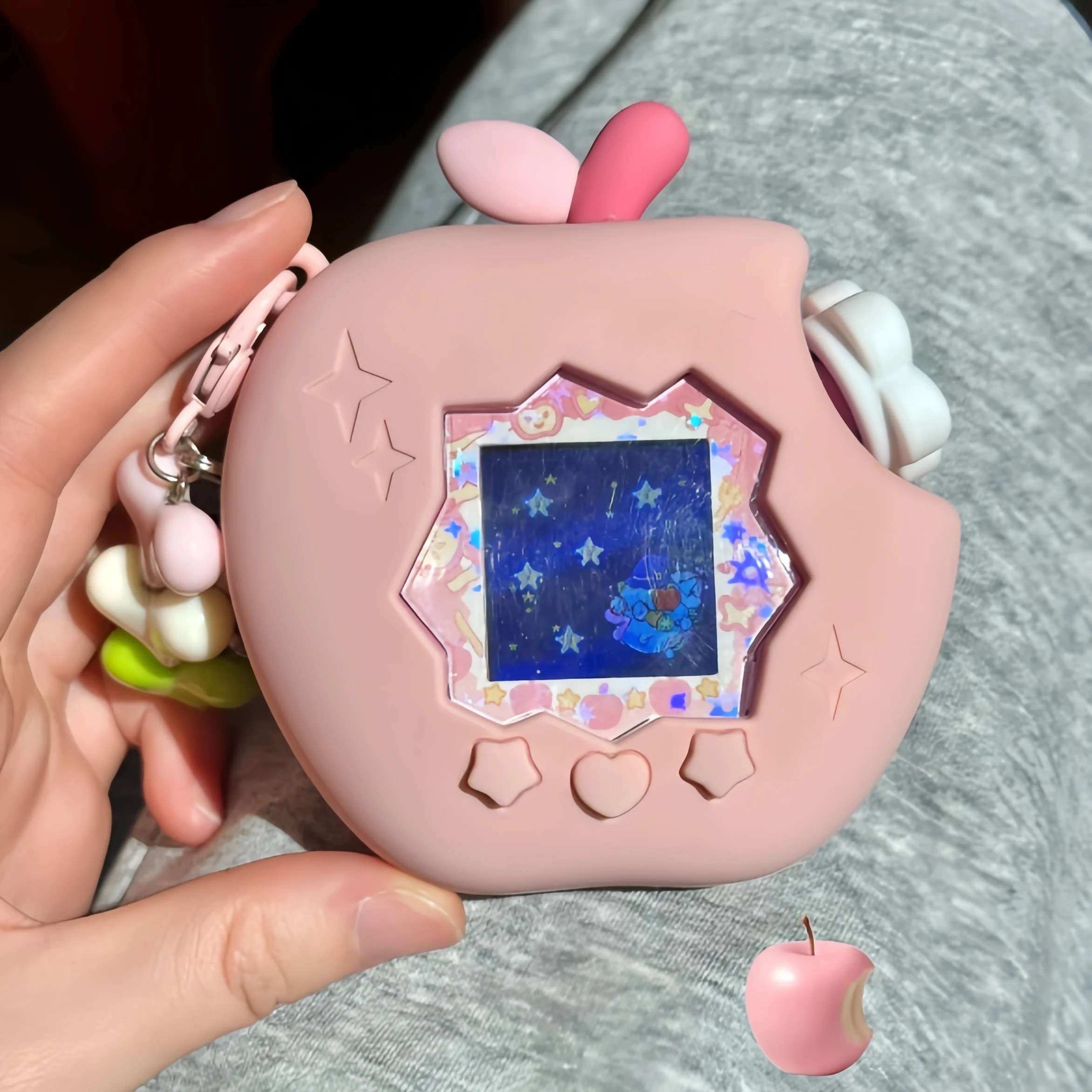 В наличии: Защитный чехол для Tamagotchi Paradise Apple Model Pet Machine, силиконовый, мягкий, противоударный, устойчивый к царапинам, аксессуар.
В наличии: Защитный чехол для Tamagotchi Paradise Apple Model Pet Machine, силиконовый, мягкий, противоударный, устойчивый к царапинам, аксессуар.