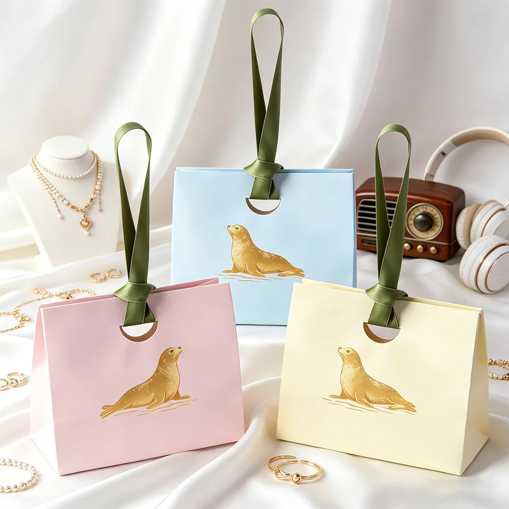 New 15.5x13.5x7.5cm Paper Jewelry Handbag with Ribbon Custom Logo Makeup Cosmetic Shopping Gift Candy Aromatherapy Cookies Pouch
New 15.5x13.5x7.5cm Paper Jewelry Handbag with Ribbon Custom Logo Makeup Cosmetic Shopping Gift Candy Aromatherapy Cookies Pouch