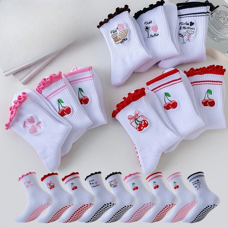 1/6 пар повседневных удобных носков средней длины с противоскользящим покрытием, кружевной вышивкой, для бега и пилатеса, модные простые женские носки
1/6 пар повседневных удобных носков средней длины с противоскользящим покрытием, кружевной вышивкой, для бега и пилатеса, модные простые женские носки 