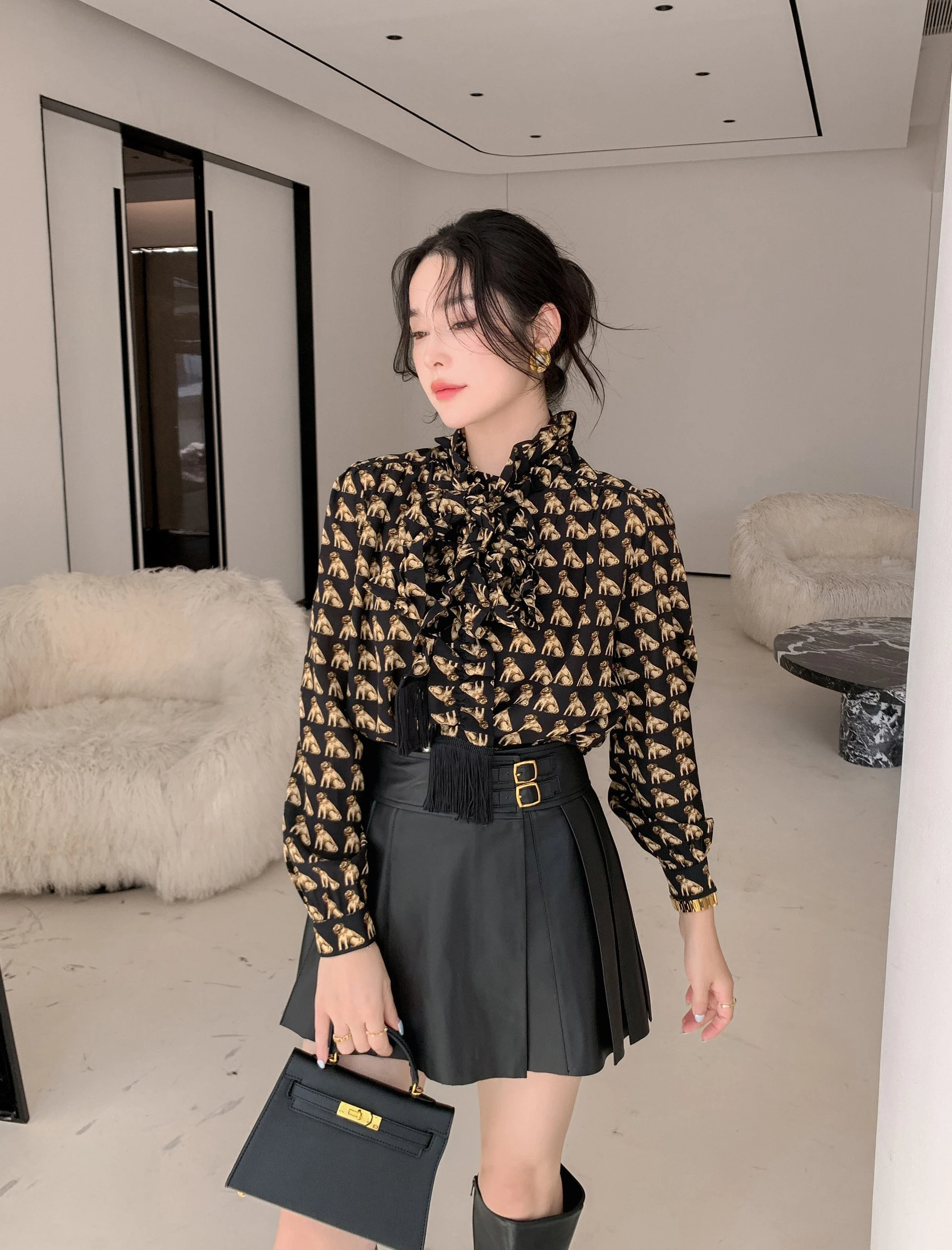 2025 Autumn Women's Dog Printed Mulberry Silk Shirt Fashion Lace-up Bow Tassel Vintage Blouse
2025 Autumn Women's Dog Printed Mulberry Silk Shirt Fashion Lace-up Bow Tassel Vintage Blouse