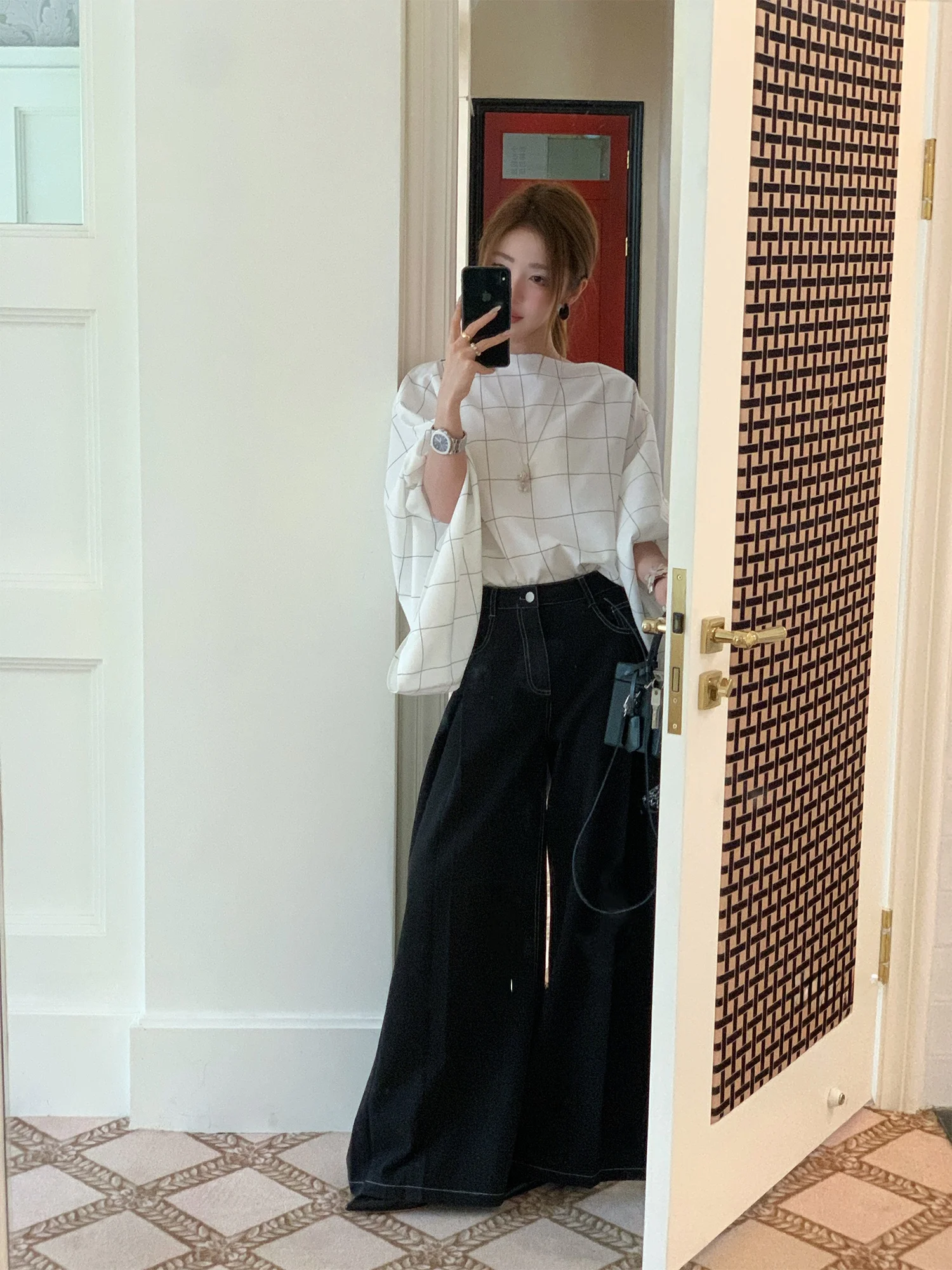 Оригинальный дизайн Zoneelea: Женская свободная рубашка в клетку с рукавами «летучая мышь», белая, повседневная, для выставок и мероприятий.
Оригинальный дизайн Zoneelea: Женская свободная рубашка в клетку с рукавами «летучая мышь», белая, повседневная, для выставок и мероприятий.