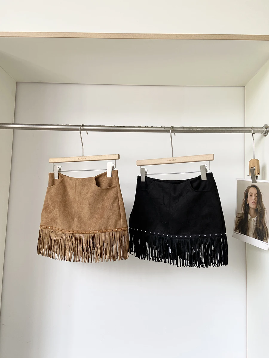 Женская осенне-зимняя замшевая юбка с заклепками и кисточками, женская уличная одежда, однотонная короткая юбка с высокой талией
Женская осенне-зимняя замшевая юбка с заклепками и кисточками, женская уличная одежда, однотонная короткая юбка с высокой талией