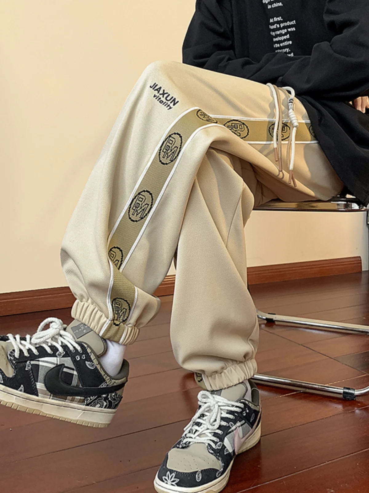 Мужские вязаные брюки цвета хаки с манжетами, свободные прямые повседневные брюки в американском ретро-стиле, модный тренд осени и весны
Мужские вязаные брюки цвета хаки с манжетами, свободные прямые повседневные брюки в американском ретро-стиле, модный тренд осени и весны