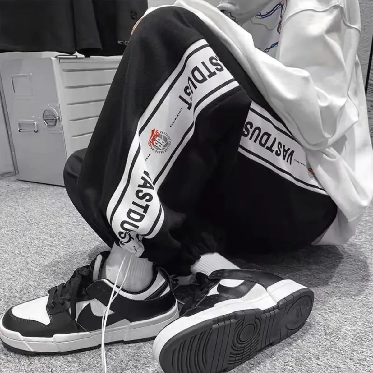 Men Pant Casual Sweat Pants Solid Color Drawstring Wide-leg Letter Good-looking Trouser Fashion Straight Casual Pants Trend Men
Men Pant Casual Sweat Pants Solid Color Drawstring Wide-leg Letter Good-looking Trouser Fashion Straight Casual Pants Trend Men