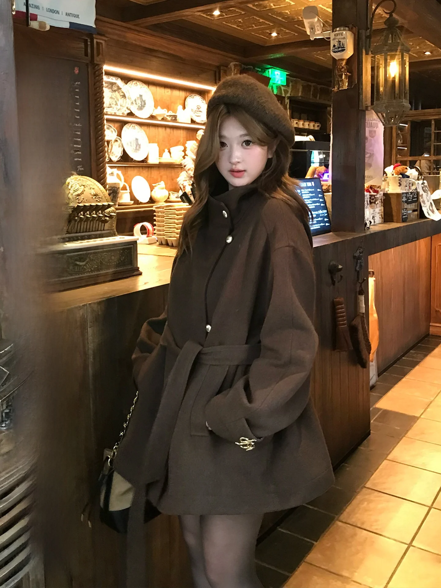 Retro Korean Sle Slimming Woolen Coat with Stand Collar Single Button Cotton Insert Loose oulder Elastied Hem
Retro Korean Sle Slimming Woolen Coat with Stand Collar Single Button Cotton Insert Loose oulder Elastied Hem