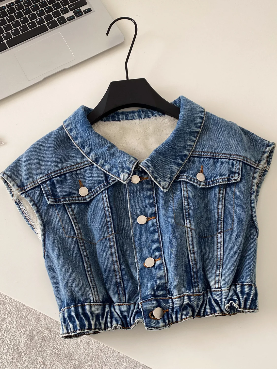 Korean Style Denim Furry Vest Women's Sleeveless Single Button V-neck Versatile Fashionable Outerwear Spring New Arrival
Korean Style Denim Furry Vest Women's Sleeveless Single Button V-neck Versatile Fashionable Outerwear Spring New Arrival