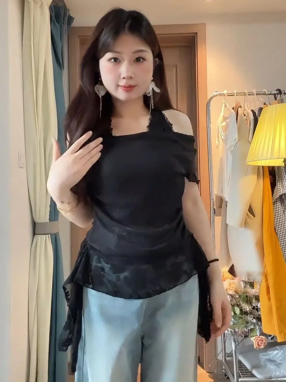 plus Size Women's T-Shirt Lace Splice Neck Hanging Short Sleeve Sweet Pure Desire Summer Design Sense Shoulder Exposure Top
plus Size Women's T-Shirt Lace Splice Neck Hanging Short Sleeve Sweet Pure Desire Summer Design Sense Shoulder Exposure Top