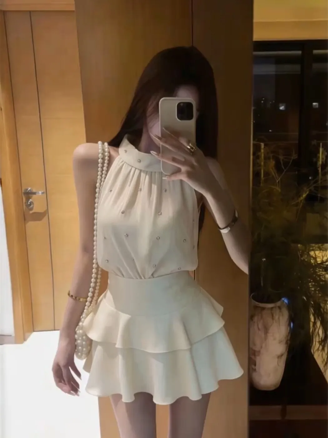 Summer Elegant Short Skirt Set Women's Heavy Embellished Neck Hanging Sleeveless Top Satin Cake Style Two-Piece Ensemble
Summer Elegant Short Skirt Set Women's Heavy Embellished Neck Hanging Sleeveless Top Satin Cake Style Two-Piece Ensemble