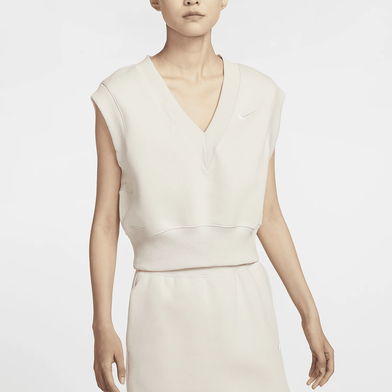 Nike Official 2024, новая женская флисовая свободная футболка без рукавов с v-образным вырезом FV6317-104
Nike Official 2024, новая женская флисовая свободная футболка без рукавов с v-образным вырезом FV6317-104