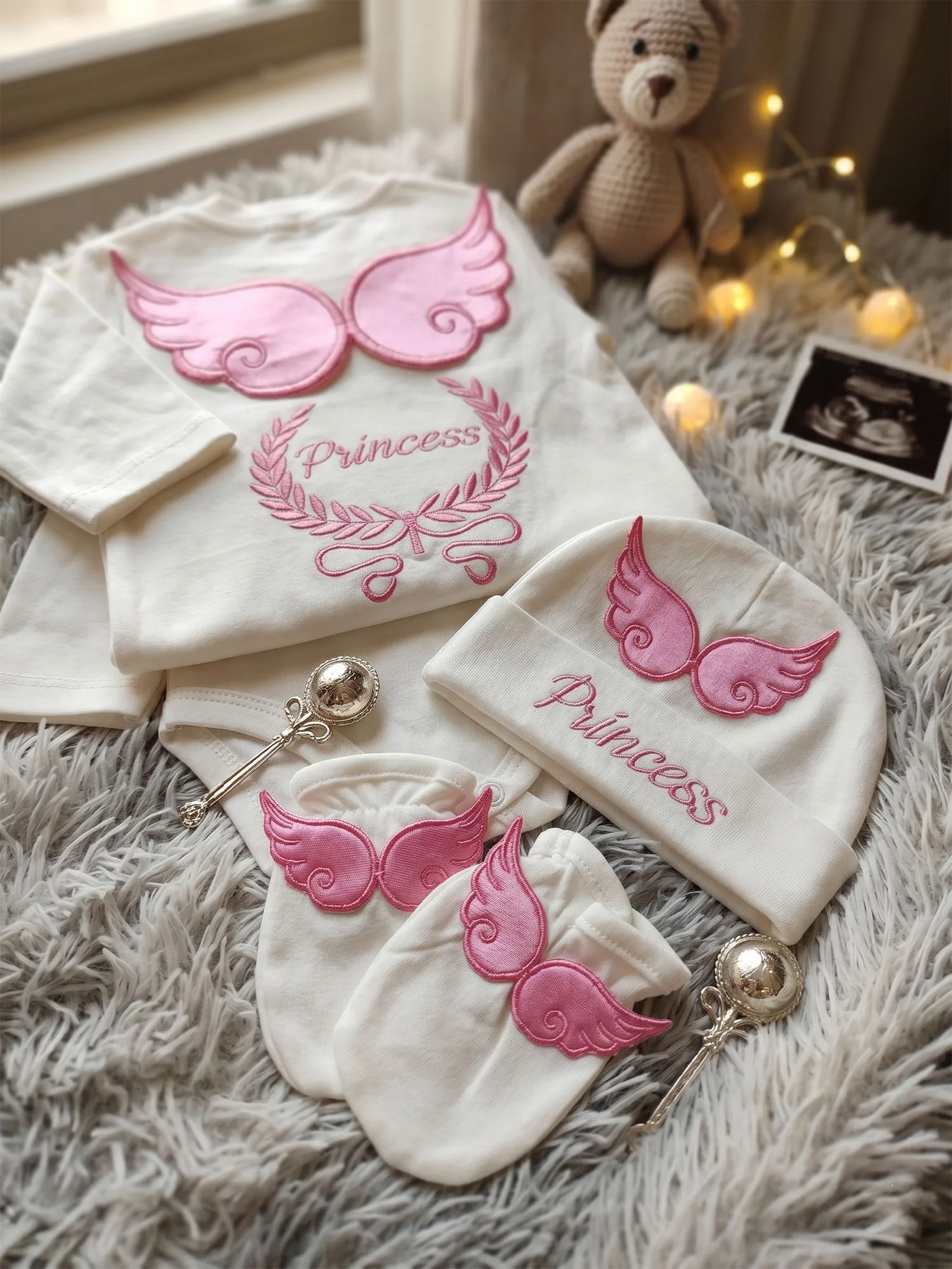 European Embossed Pink Wing Princess Knit 3Pcs Set Soft Cotton Footed Jumpsuit Newborn Hat Mittens Gift
European Embossed Pink Wing Princess Knit 3Pcs Set Soft Cotton Footed Jumpsuit Newborn Hat Mittens Gift