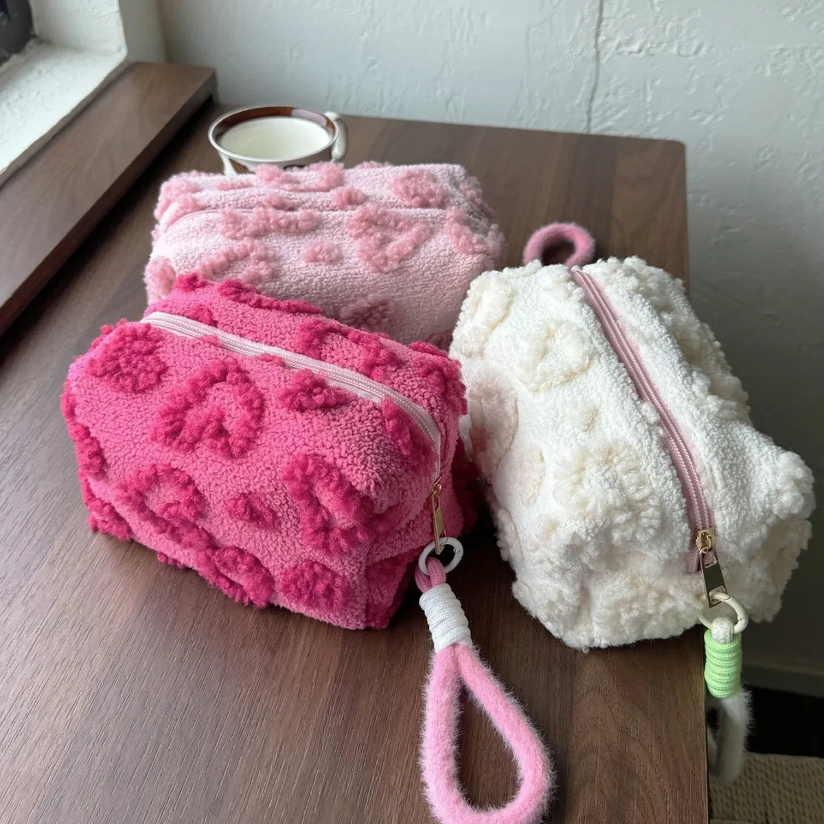 Plush Makeup Bags with Handle Soft Travel Cosmetic Storage Bag Portable Love Print Organizer Pencil Case Cute Clutch Pouch Gift
Plush Makeup Bags with Handle Soft Travel Cosmetic Storage Bag Portable Love Print Organizer Pencil Case Cute Clutch Pouch Gift