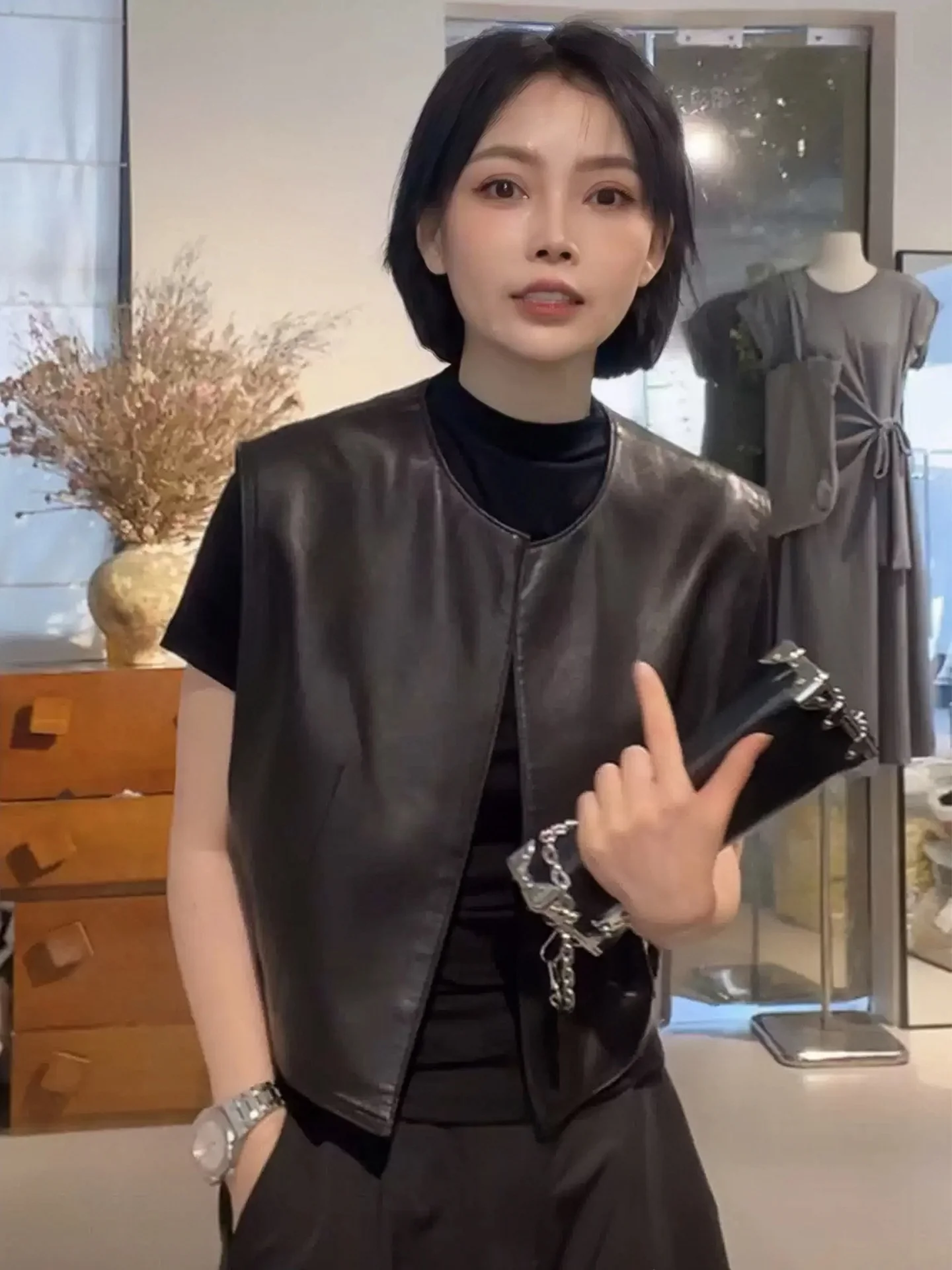 00% Genuine eepskin Tanned Leather Vest Women's 2025 Autumn mat Versatile High-End Vest ort Outerwear
00% Genuine eepskin Tanned Leather Vest Women's 2025 Autumn mat Versatile High-End Vest ort Outerwear