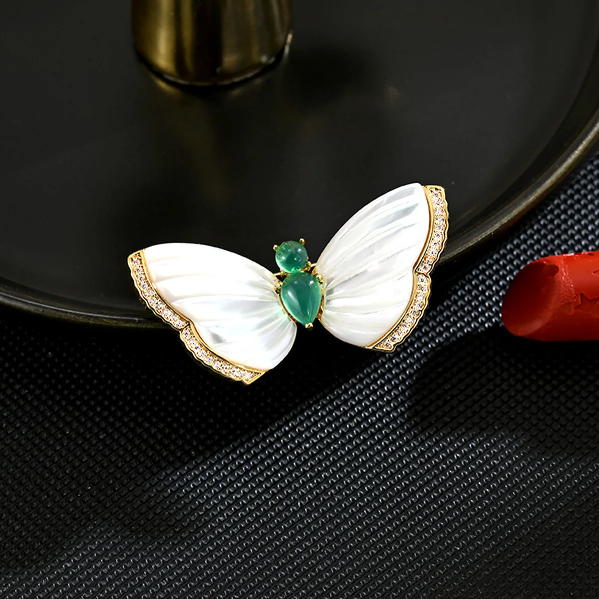 Luxury Mother of Pearl Butterfly Brooch with Zircon Delicate Insect Pin Spring Summer Fashion Accessory
Luxury Mother of Pearl Butterfly Brooch with Zircon Delicate Insect Pin Spring Summer Fashion Accessory