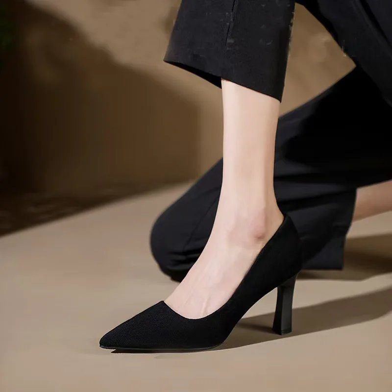 Черные замшевые туфли на высоком каблуке для женщин, новая модель весна-лето, с неглубоким вырезом, заостренные, элегантные, универсальные, на каблуке 3-7 см.
Черные замшевые туфли на высоком каблуке для женщин, новая модель весна-лето, с неглубоким вырезом, заостренные, элегантные, универсальные, на каблуке 3-7 см.