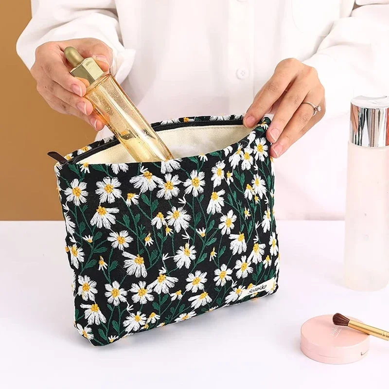 Women's Small and Fresh Embroidery Daisy Makeup Bag Simple and Portable Eyeliner Pen Bag Large Capacity Japanese Art 
Women's Small and Fresh Embroidery Daisy Makeup Bag Simple and Portable Eyeliner Pen Bag Large Capacity Japanese Art
