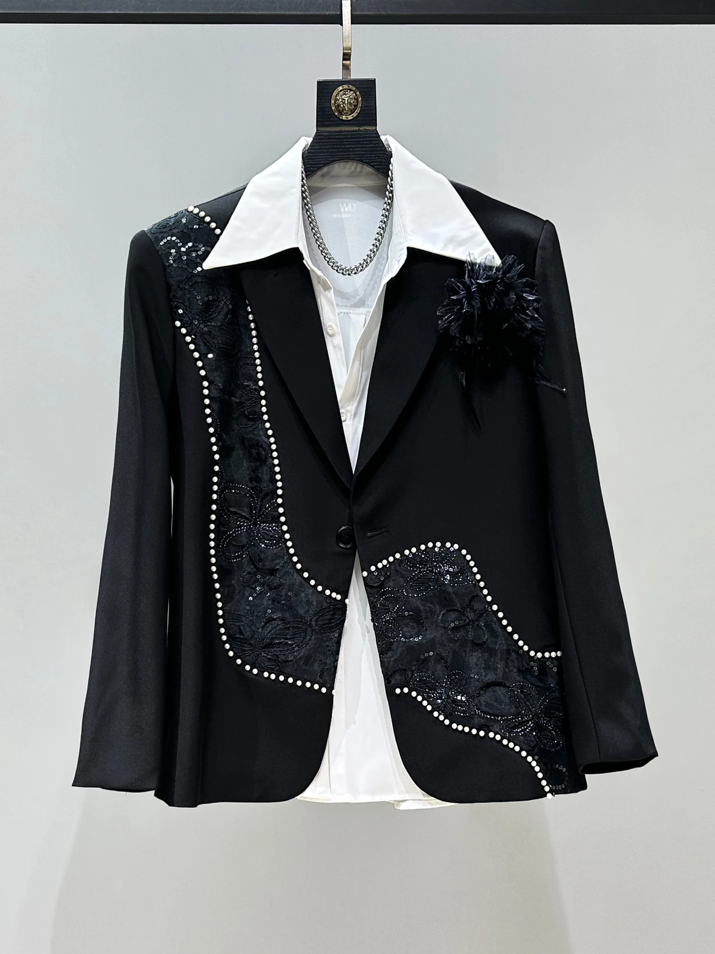 Мужское модное осеннее пальто свободного кроя с вышивкой и аппликациями, в стиле пэчворк, с декоративным цветком на груди, трендовое
Мужское модное осеннее пальто свободного кроя с вышивкой и аппликациями, в стиле пэчворк, с декоративным цветком на груди, трендовое