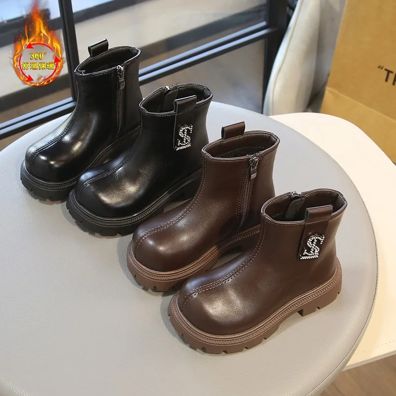 2025 Winter New Short Boots Girls British Solid Color Leather Boots Children Soft Sole Side Zipper Cotton Boots 
2025 Winter New Short Boots Girls British Solid Color Leather Boots Children Soft Sole Side Zipper Cotton Boots