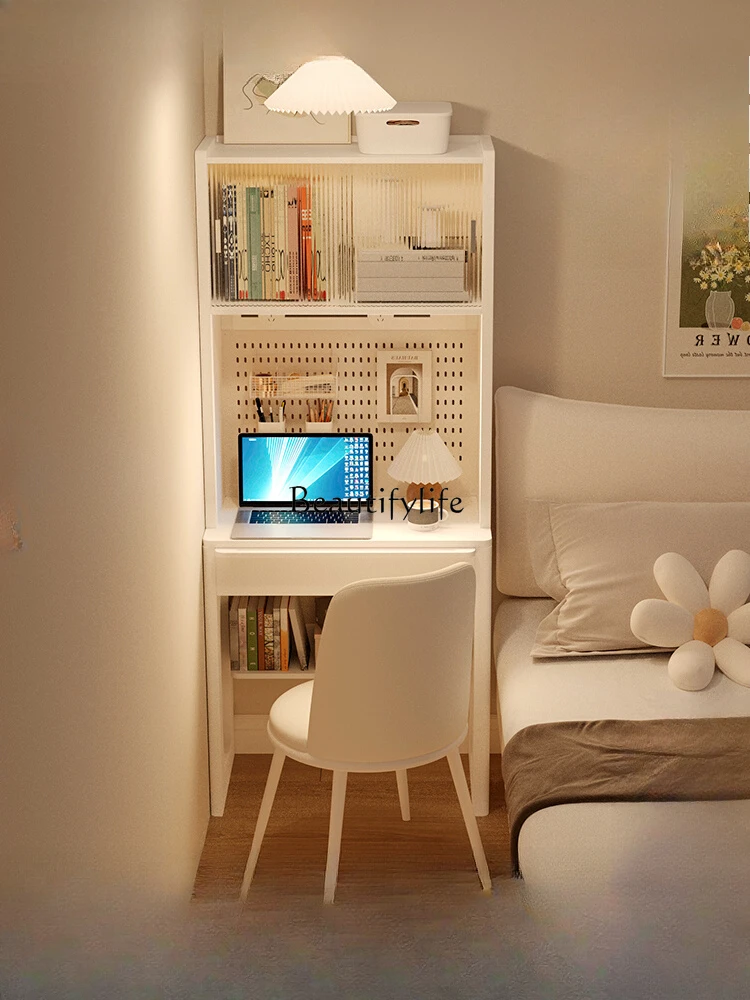 The bedroom is very narrow, and the solid wood desk and bookshelf are integrated.
The bedroom is very narrow, and the solid wood desk and bookshelf are integrated.