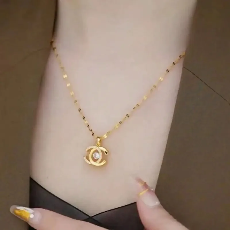 Ожерелье с подвеской в стиле ретро с двойным C | Цепочка на ключицу из титановой стали в европейском стиле, элегантный аксессуар для повседневного использования и свиданий
Ожерелье с подвеской в стиле ретро с двойным C | Цепочка на ключицу из титановой стали в европейском стиле, элегантный аксессуар для повседневного использования и свиданий
