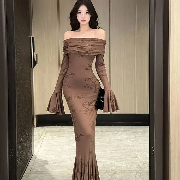 One-Shoulder Bell-Sleeve Dress French Retro Women 2024 Autumn Winter New Niche Design Long Dress
One-Shoulder Bell-Sleeve Dress French Retro Women 2024 Autumn Winter New Niche Design Long Dress