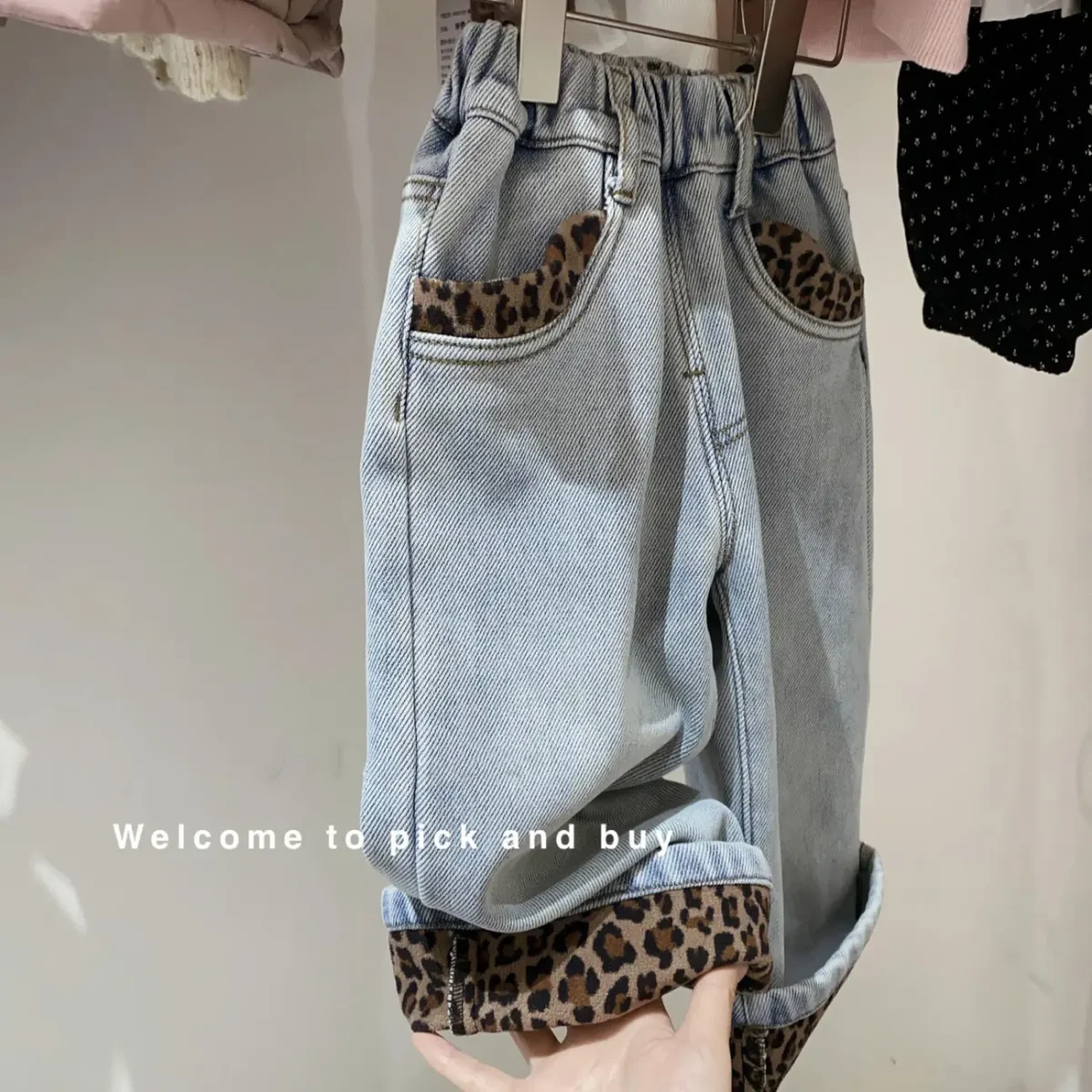 Autumn and winter girls' leopard print jeans new children's plush and thick warm straight leg pants
Autumn and winter girls' leopard print jeans new children's plush and thick warm straight leg pants