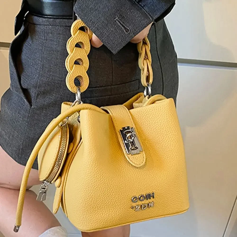 Temperament Lock Bucket Bag for Women 2025 New Summer Single Shoulder Crossbody Bag Popular Handbag Soft Pu Daily Commuting Bag
Temperament Lock Bucket Bag for Women 2025 New Summer Single Shoulder Crossbody Bag Popular Handbag Soft Pu Daily Commuting Bag