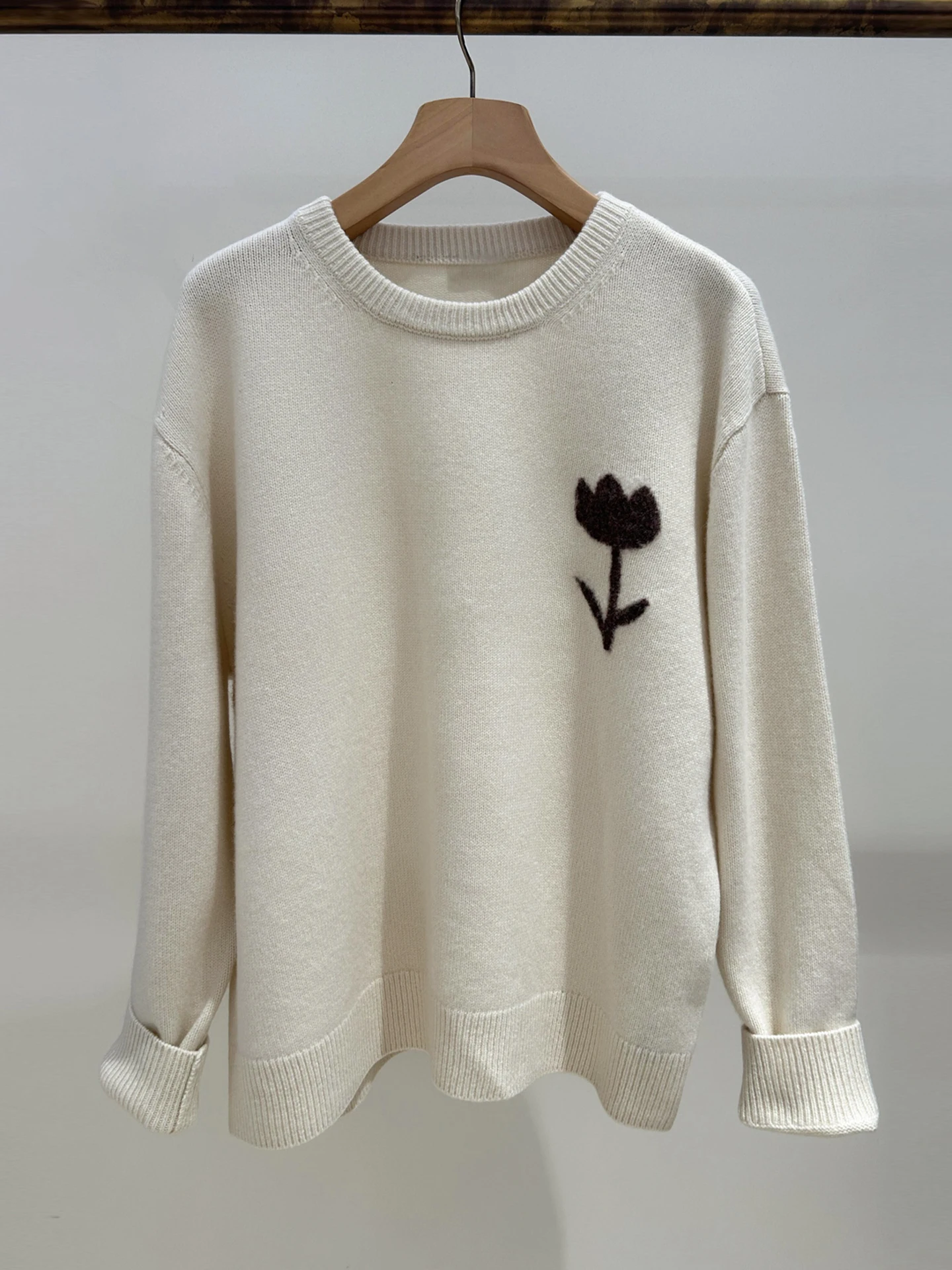 Ele Women's Knitted Wool Top with Floral Embroidery Autumn Winter New Arrival Comfortable Midweight Long Sve Crew Ne
Ele Women's Knitted Wool Top with Floral Embroidery Autumn Winter New Arrival Comfortable Midweight Long Sve Crew Ne