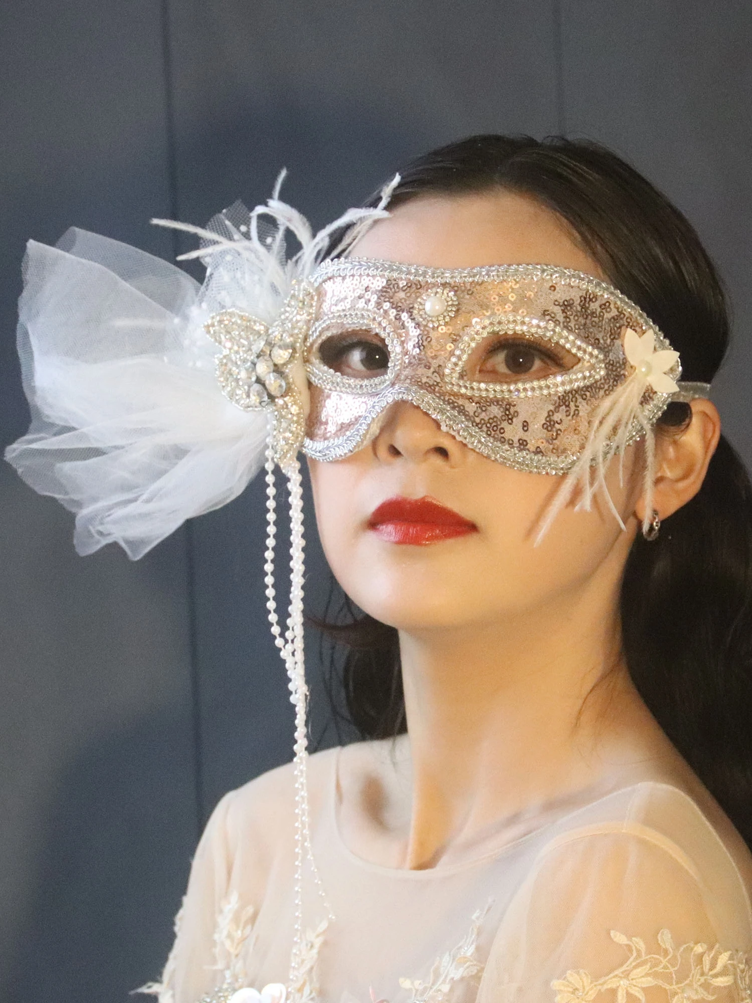 Halloween Mask High-End Bridal Ball Party Mesh Feather Sexy Temperament Lace Annual Meeting
Halloween Mask High-End Bridal Ball Party Mesh Feather Sexy Temperament Lace Annual Meeting