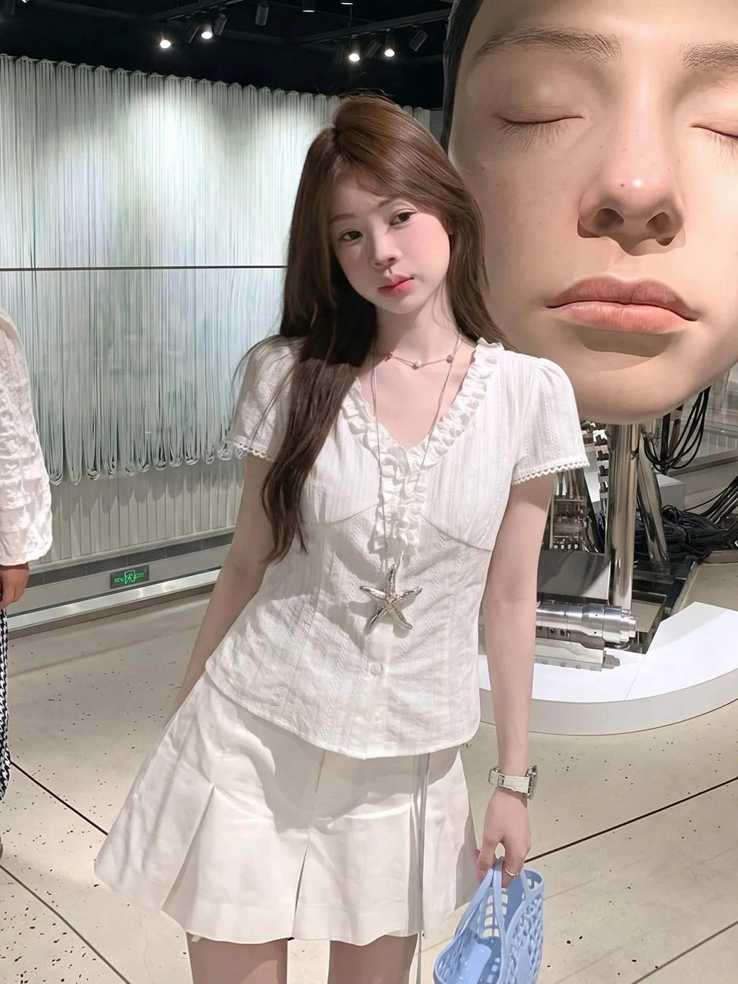 French Style Wood Grain V-neck Short Sleeve Shirt Women's Summer New Design Slimming Waist Cinched Trendy Top
French Style Wood Grain V-neck Short Sleeve Shirt Women's Summer New Design Slimming Waist Cinched Trendy Top