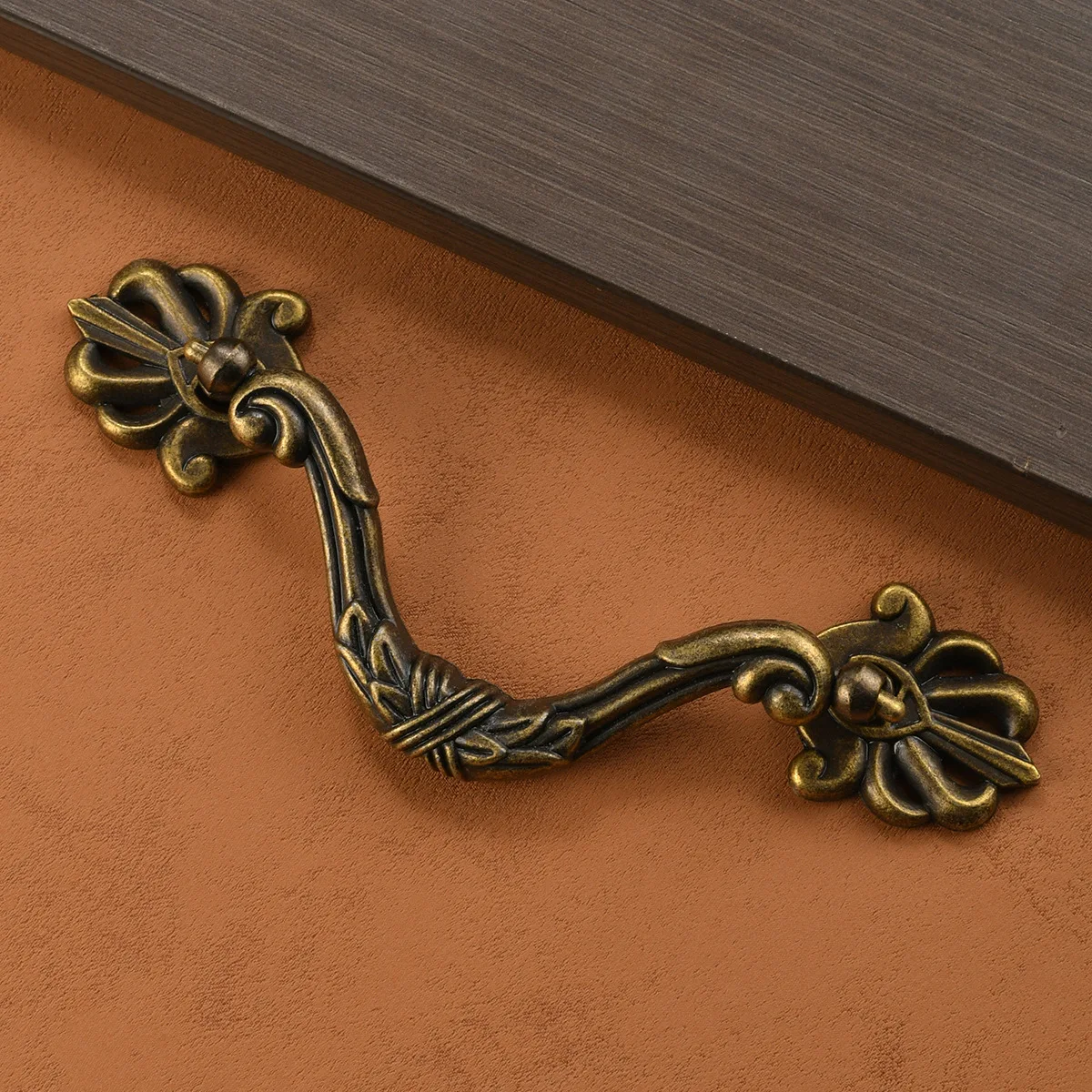 4pc Ancient cabinet door handle Furniture hardware. Cabinet door with four holes. The distance between the long holes is 111mm
4pc Ancient cabinet door handle Furniture hardware. Cabinet door with four holes. The distance between the long holes is 111mm