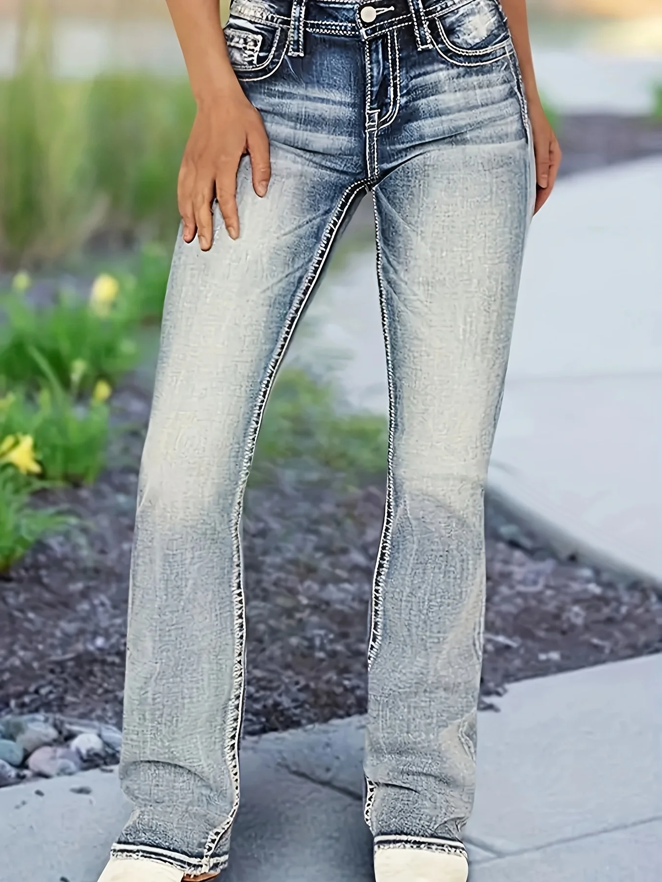 Women's jeans with cow head embroidery, vintage style, versatile and comfortable in all seasons, washed blue flared jeans
Women's jeans with cow head embroidery, vintage style, versatile and comfortable in all seasons, washed blue flared jeans