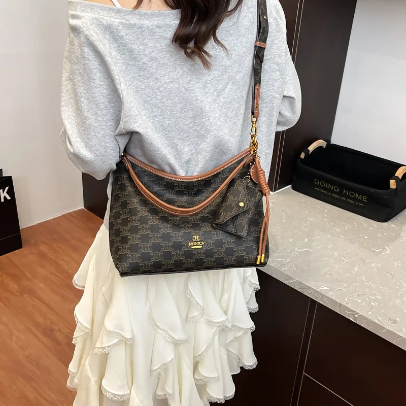 Stylish Solid Color Leather Commuter Bag Women's Minimalist Crossbody Handbag Vintage Designer Tote Purse
Stylish Solid Color Leather Commuter Bag Women's Minimalist Crossbody Handbag Vintage Designer Tote Purse